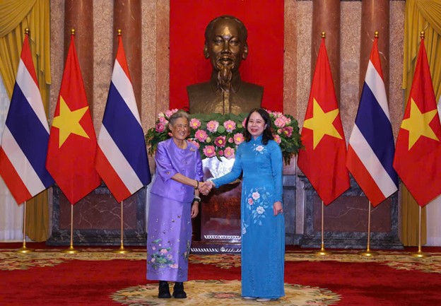 Vietnamese Vice President Vo Thi Anh Xuan (R) shakes hands with Thai Princess Maha Chakri Sirindhorn at their meeting in Hanoi on August 13, 2024. Photo: Vietnam News Agency