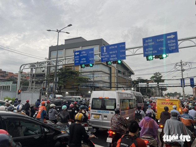 Traffic chaos and congestion at the intersection of Phan Thuc Duyen and Thang Long Streets in Ho Chi Minh City on August 12, 2024. Photo: Le Phan / Tuoi Tre