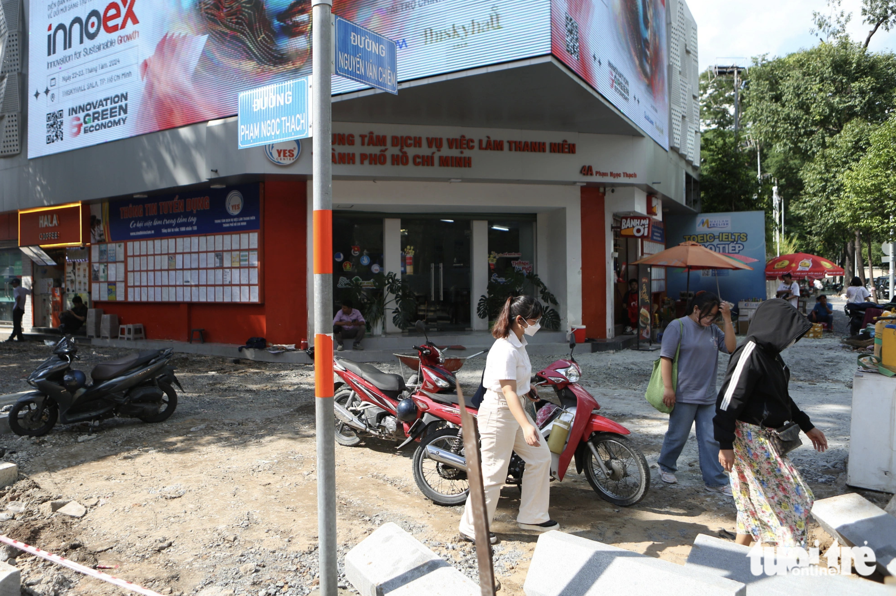 Broken tiles on the pavements along Pham Ngoc Thach Street and Nguyen Van Chiem Street were removed in early August to make the footpaths ready for repaving.