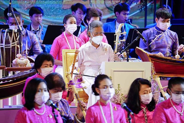 Thai Princess Maha Chakri Sirindhorn (in a white ‘ao dai’) performs the song ‘Vietnam an long’ (Vietnam at Peace) which she composed. Photo: Vietnamese Embassy in Thailand