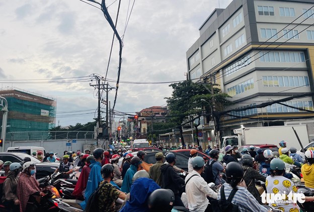 The traffic jam was serious in the area on August 12, 2024. Photo: Le Phan / Tuoi Tre