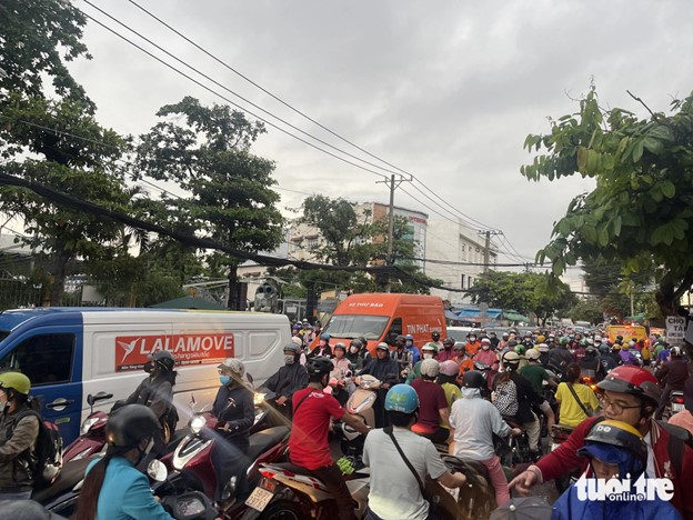 The serious gridlock on Thang Long Street in Ho Chi Minh City on August 12, 2024. Photo: Le Phan / Tuoi Tre