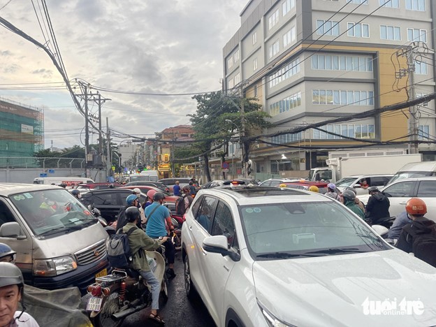 Motorbikes intermixed with autos in Ho Chi Minh City on August 12, 2024. Photo: Le Phan / Tuoi Tre