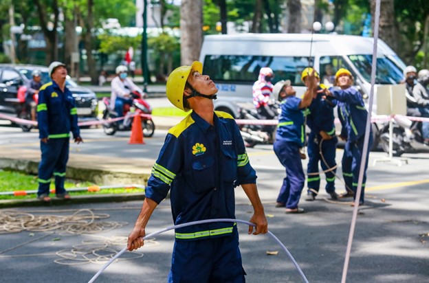 Ho Chi Minh City Greenery Parks Co. Ltd. deploys many measures to manage age-old trees, such as using cables to anchor large branches to tree trunks, using drones to check trees, and establishing teams of experts. Photo: Le Phan / Tuoi Tre