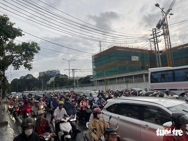 A sea of motorbikes and cars move at a snail’s pace. Photo: Le Phan / Tuoi Tre