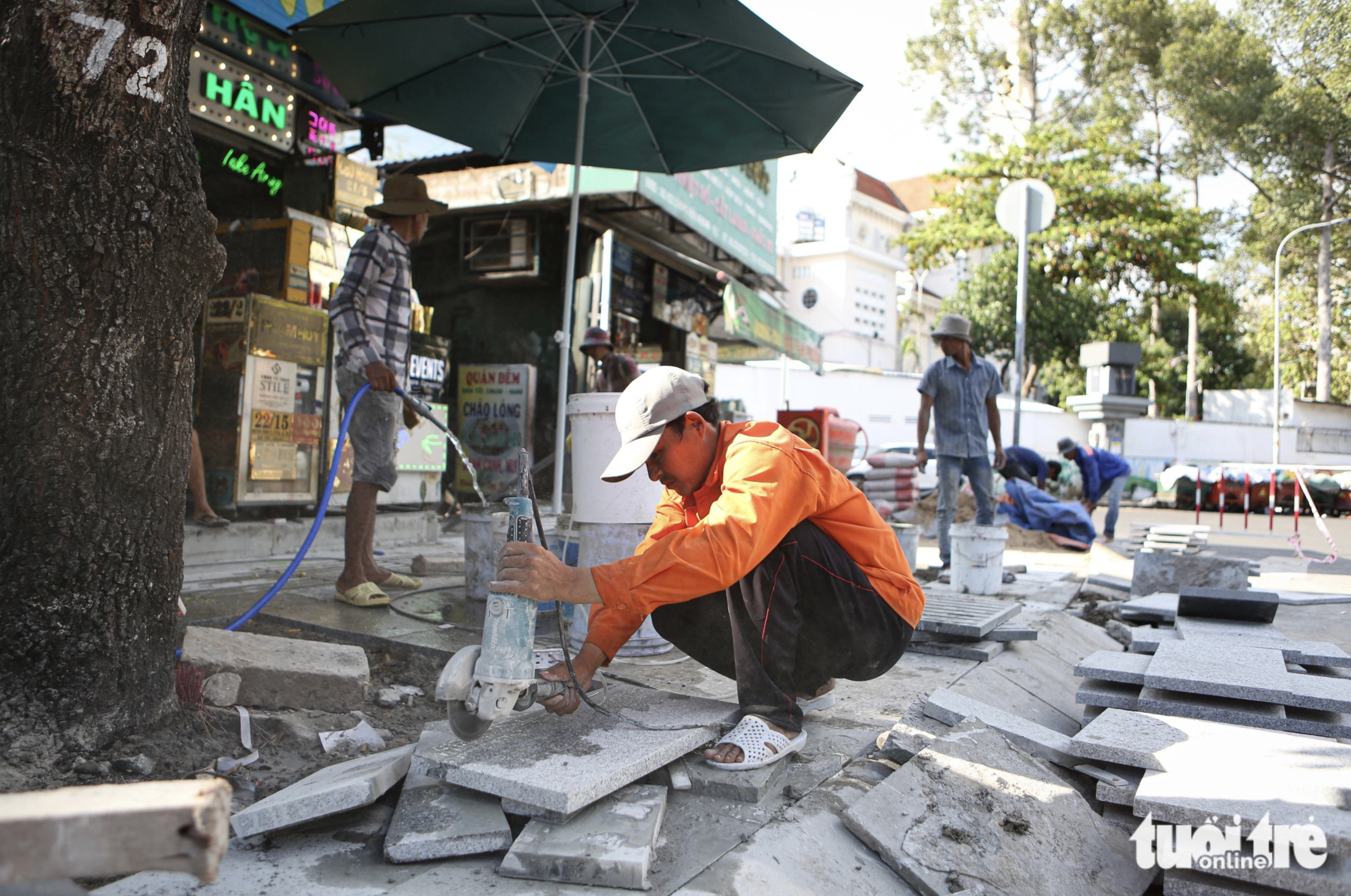 Dozens of workers speed up work on the pavement renovation project on Nguyen Trai Street in District 1.