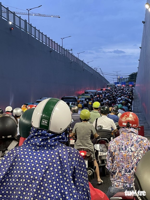 Commuters inch through the tunnel at the intersection of Phan Thuc Duyen and Tran Quoc Hoan Streets in Ho Chi Minh City on August 12, 2024. Photo: Nhat Minh / Tuoi Tre