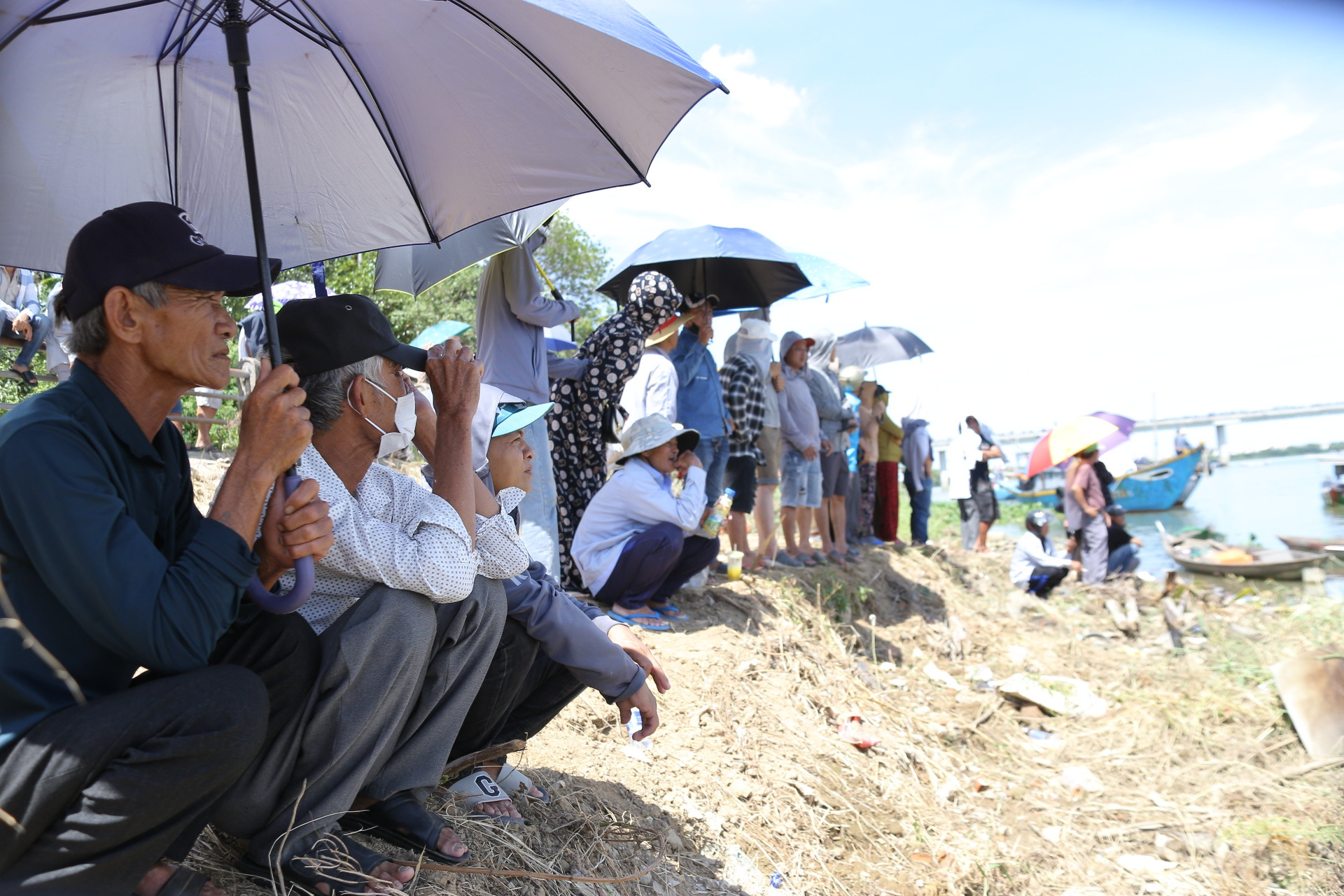 Locals watch teams competing at the Thanh Ha boat racing festival in Hoi An City, Quang Nam Province, central Vietnam, August 13, 2024. Photo: Thanh Nguyen / Tuoi Tre