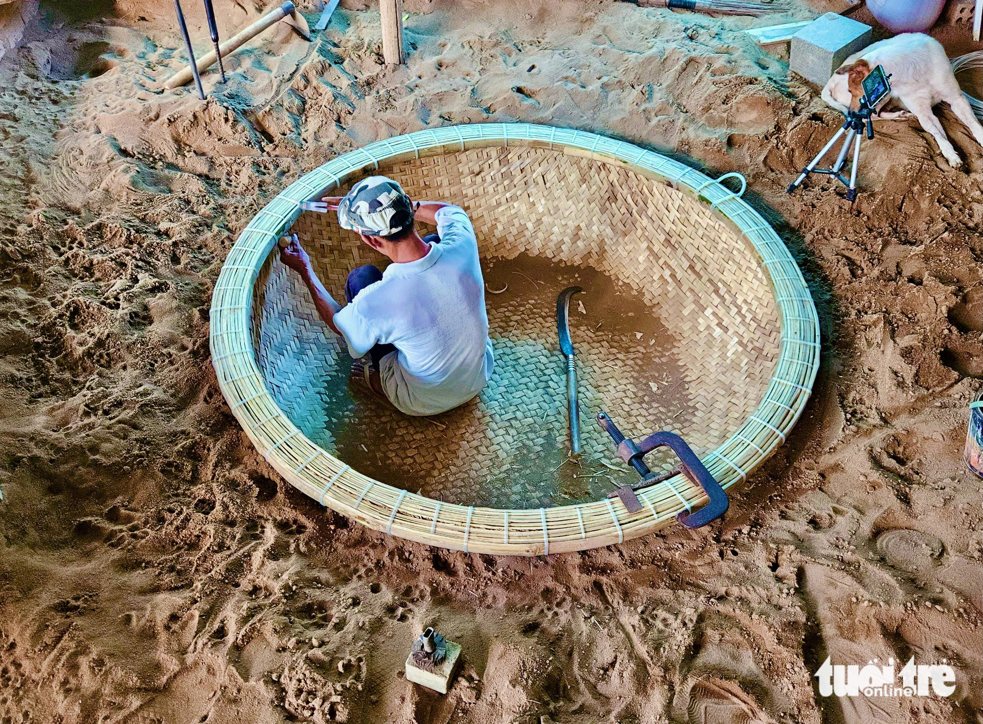 Truong Van Trung shapes a basket boat at Phu My basket boat craft village in Tuy An District, Phu Yen Province, south-central Vietnam. Photo: Minh Chien / Tuoi Tre