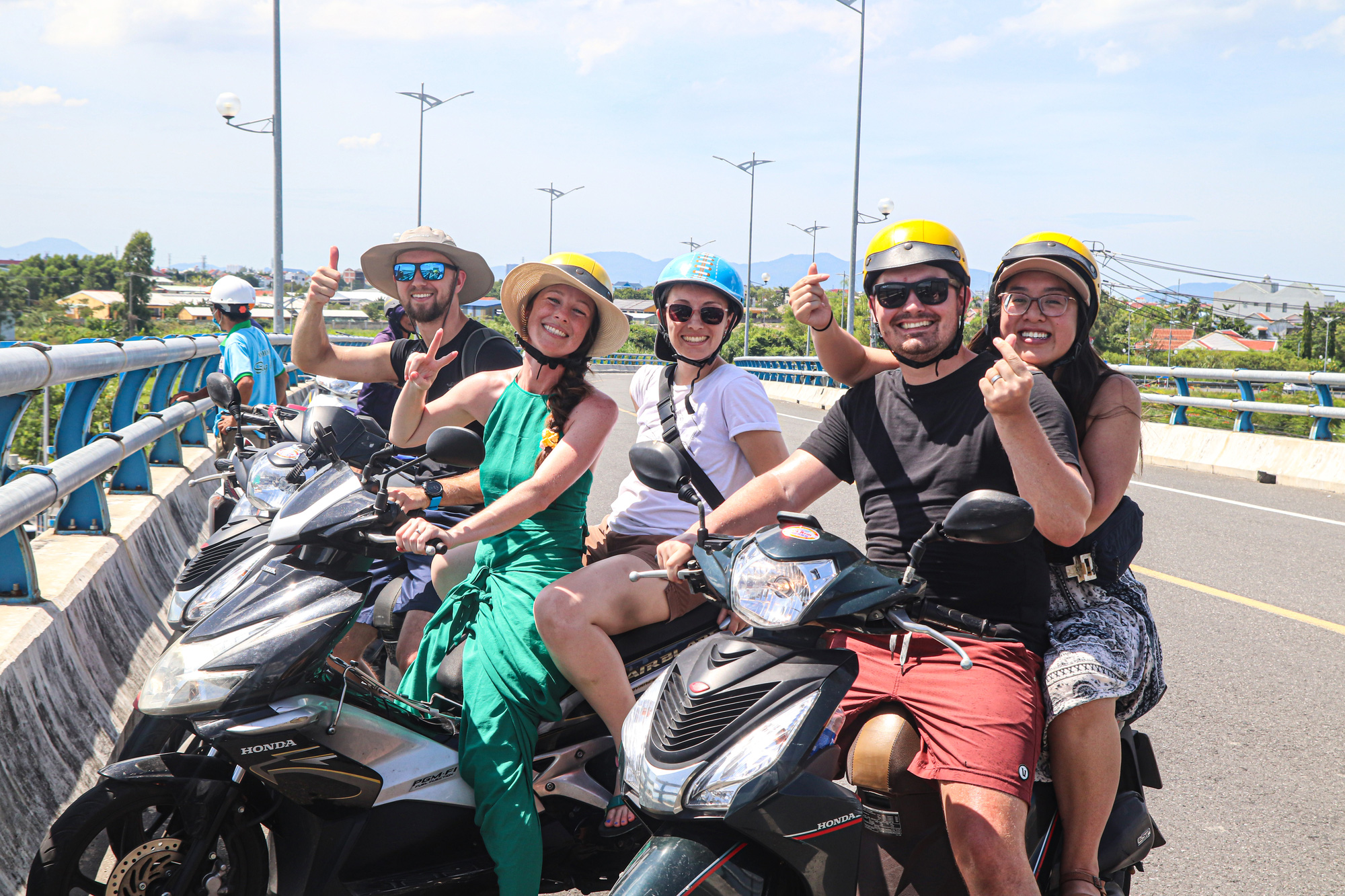 A group of foreign tourists watch teams competing at the Thanh Ha boat racing festival in Hoi An City, Quang Nam Province, central Vietnam, August 13, 2024. Photo: Thanh Nguyen / Tuoi Tre