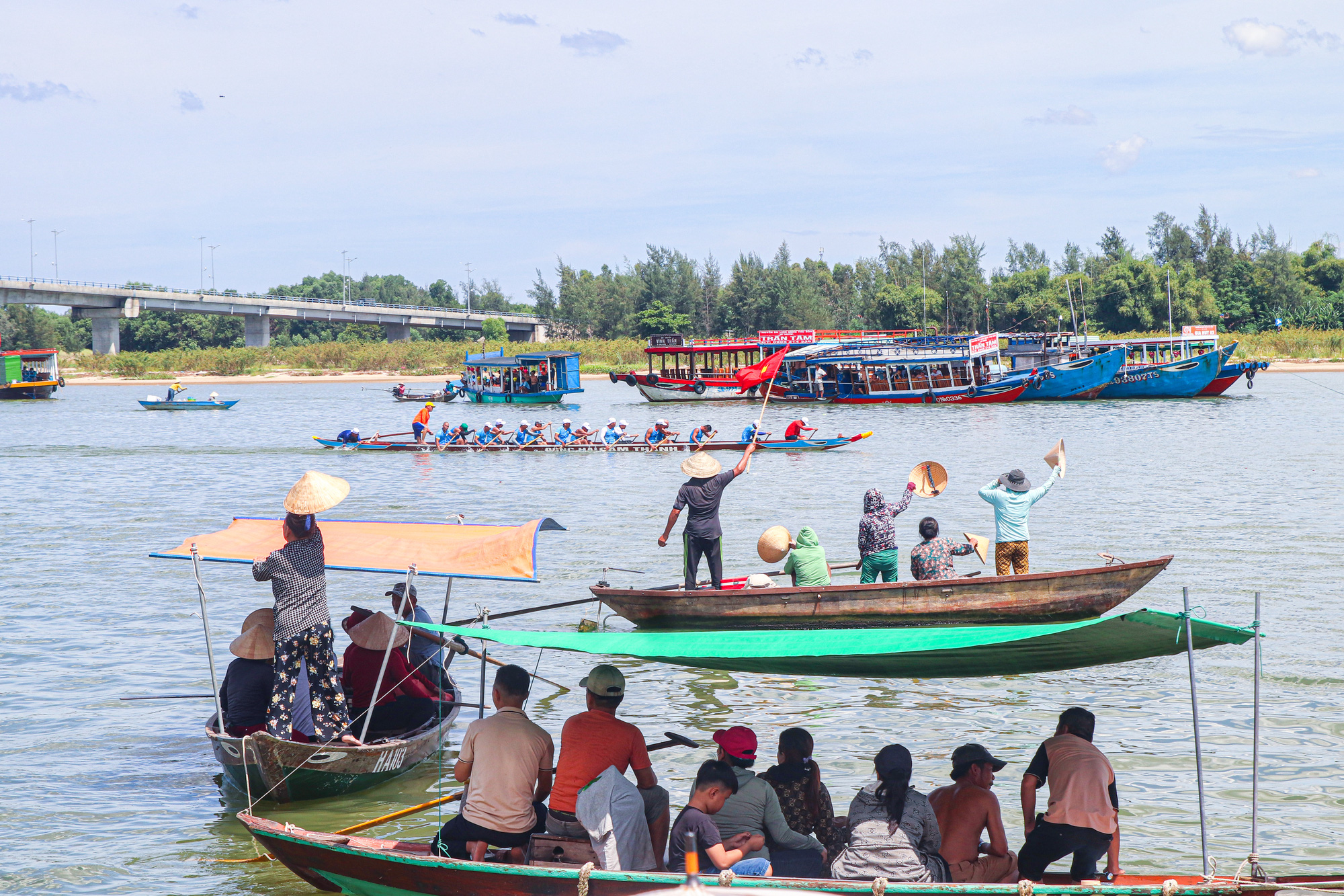 Spectators cheer on teams competing at the Thanh Ha boat racing festival in Hoi An City, Quang Nam Province, central Vietnam, August 13, 2024. Photo: Thanh Nguyen / Tuoi Tre