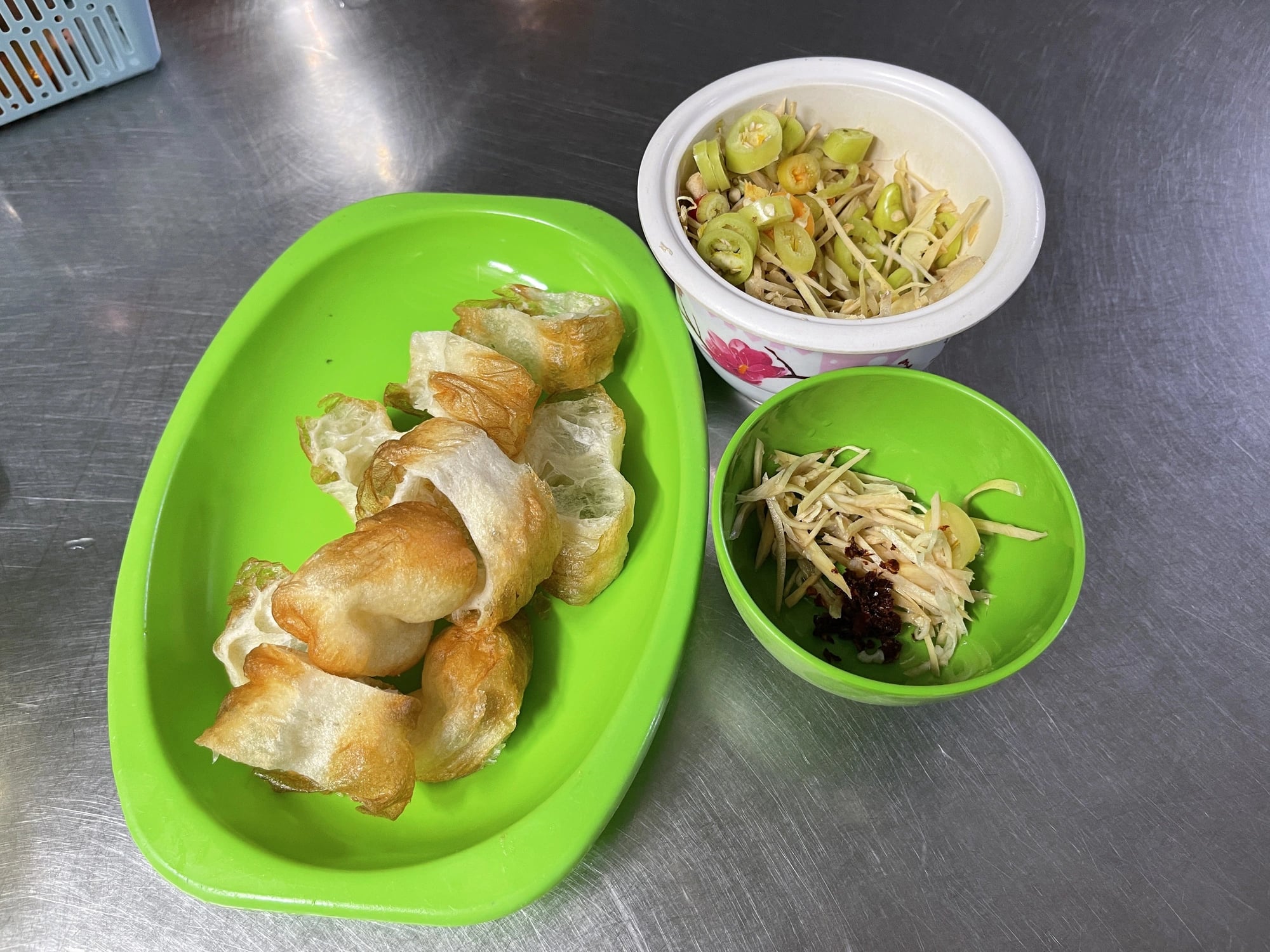 Porridge is served with deep-fried dough sticks and ginger at a 40-year-old shop in Tan Phu District, Ho Chi Minh City. Photo: Dong Nguyen / Tuoi Tre News