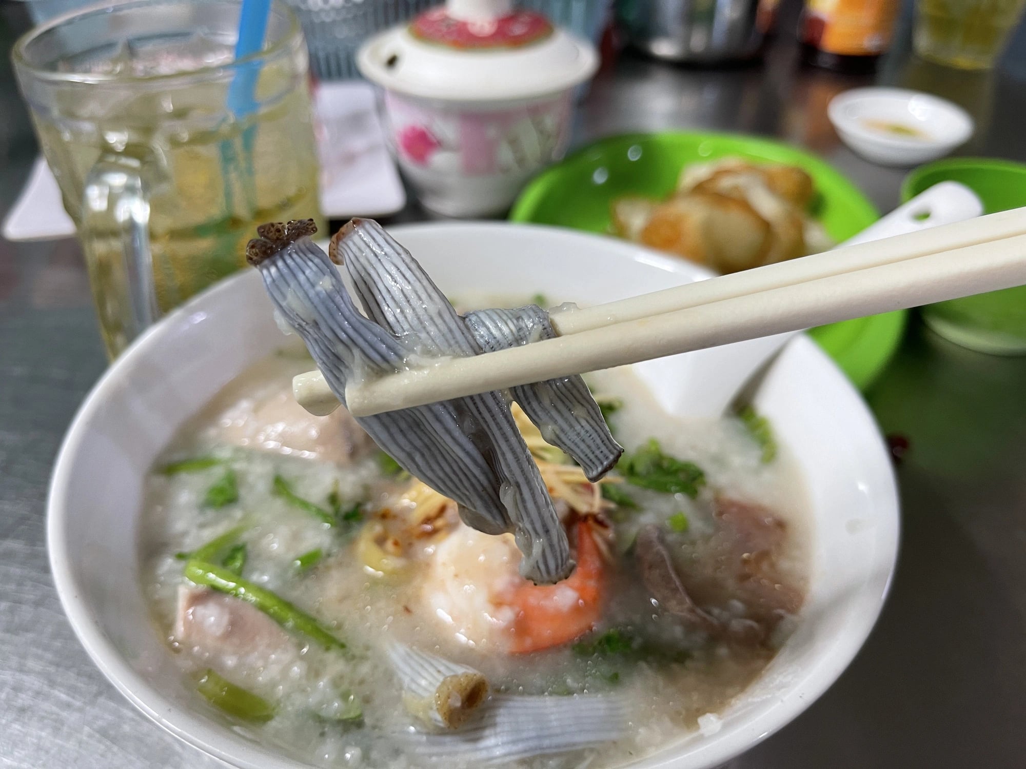 A close-up of peanut worms served with Teochew porridge at a 40-year-old shop in Tan Phu District, Ho Chi Minh City. Photo: Dong Nguyen / Tuoi Tre News