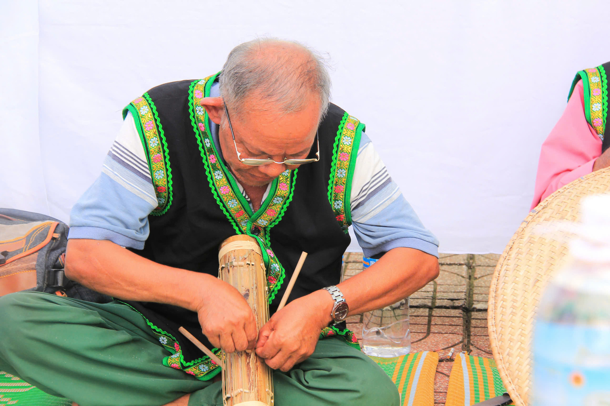 A craftsman crafts a Chapi - a traditional musical instrument of the Raglai ethnic people in Khanh Son District, Khanh Hoa Province, south-central Vietnam. Photo: Tran Hoai / Tuoi Tre