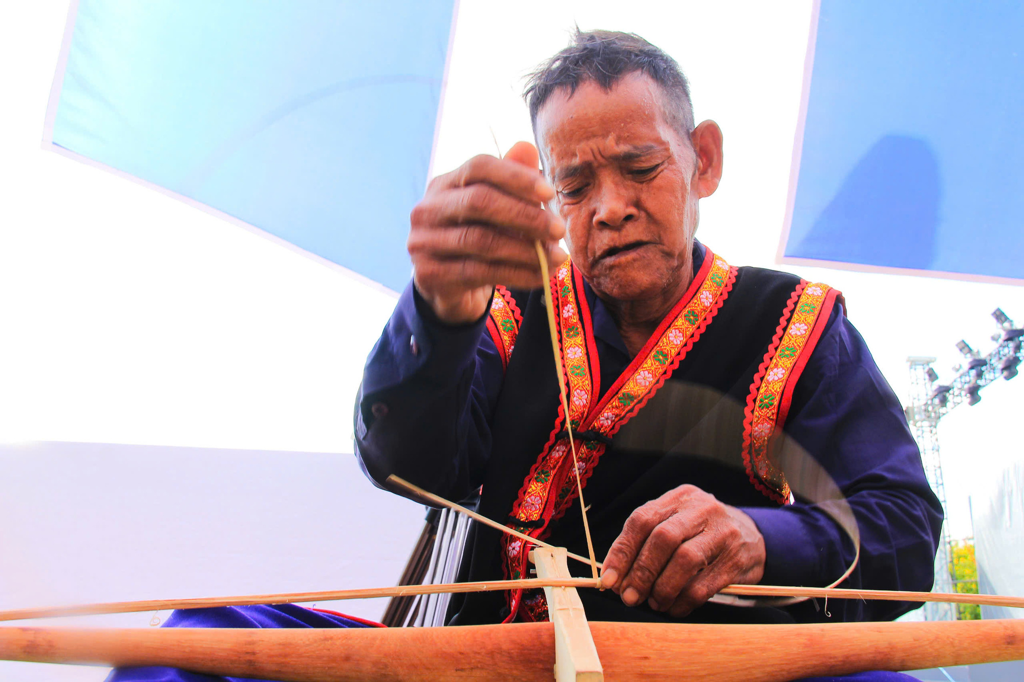 Cao Van Thang, a 70-year-old local village head, crafts a crossbow in Khanh Son District, Khanh Hoa Province, south-central Vietnam. Photo: Tran Hoai / Tuoi Tre