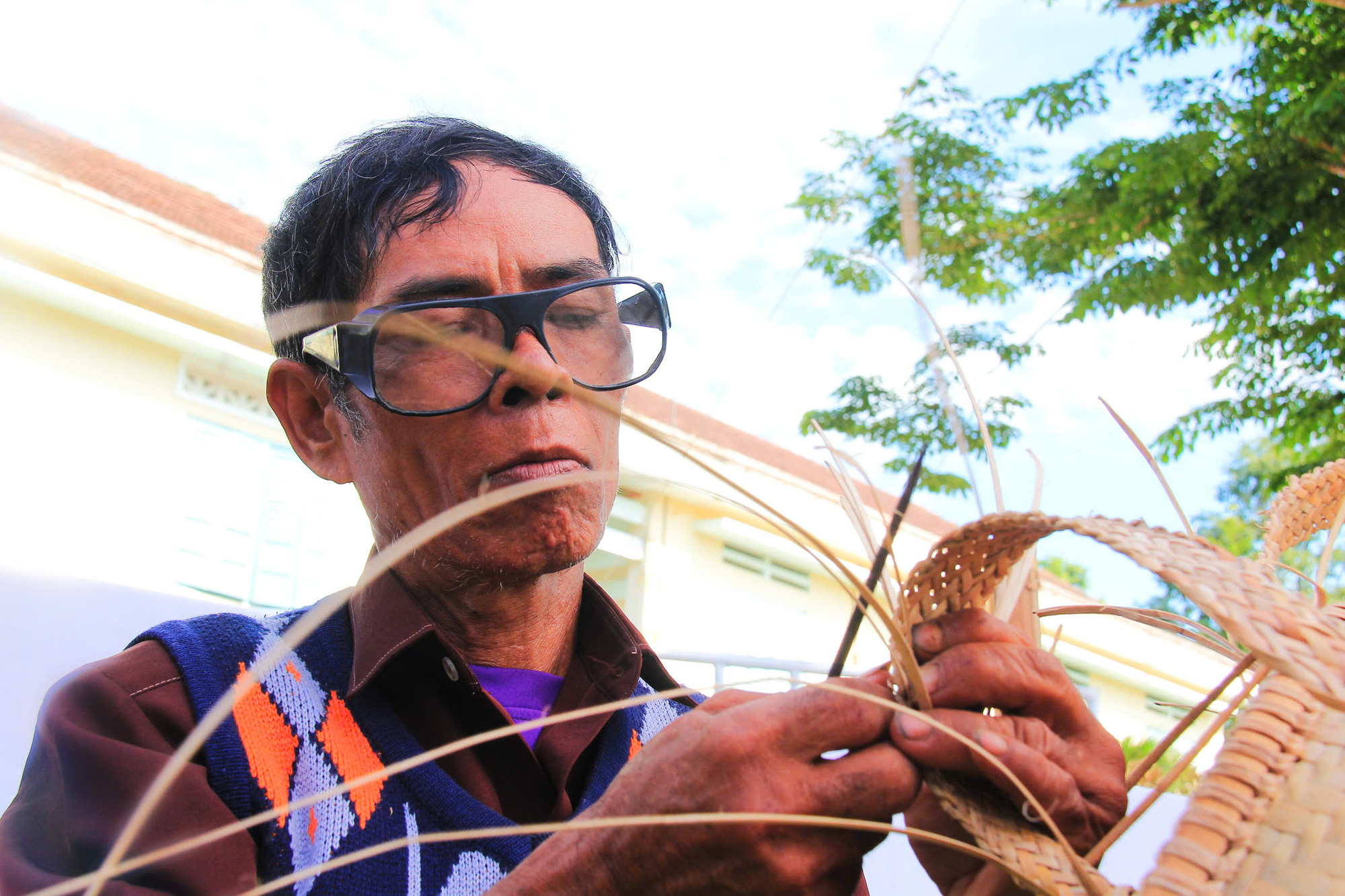 A craftsman crafts a basket in Khanh Son District, Khanh Hoa Province, south-central Vietnam. Photo: Tran Hoai / Tuoi Tre