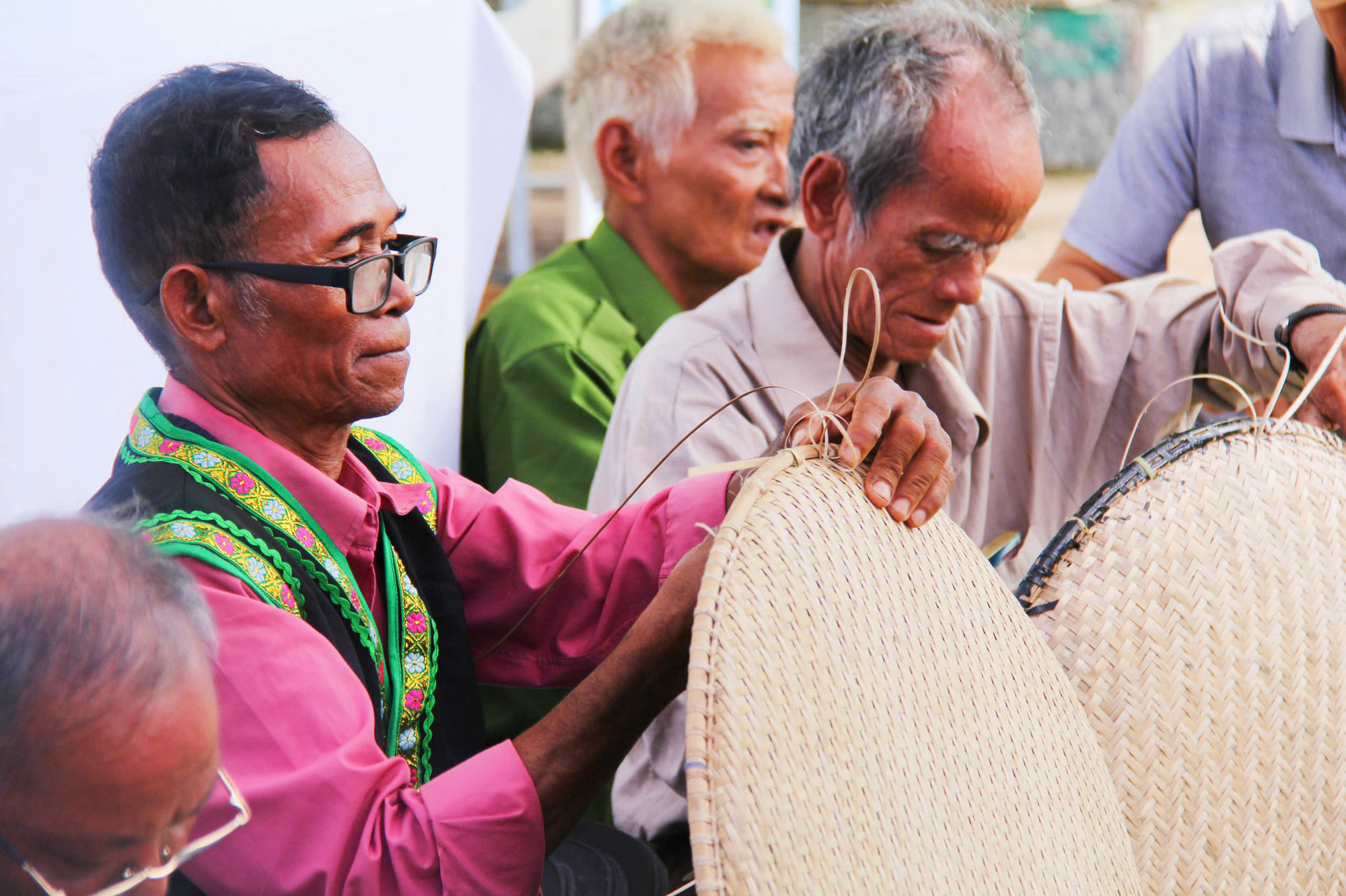 Raglai ethnic craftsmen craft baskets in Khanh Son District, Khanh Hoa Province, south-central Vietnam. Photo: Tran Hoai / Tuoi Tre