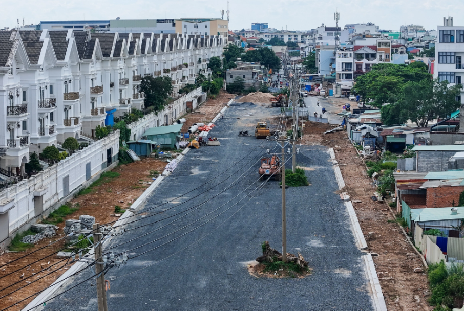 Workers step up work on the Duong Quang Ham Street expansion project in Go Vap District. Photo: Le Phan / Tuoi Tre