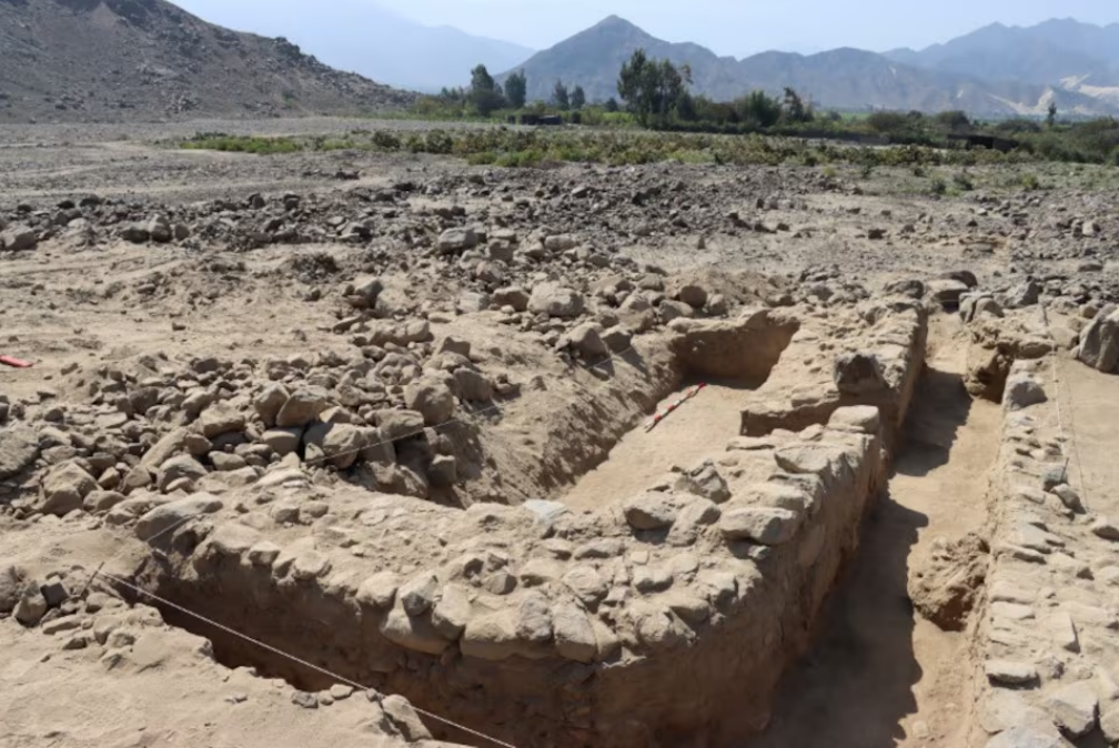 A burial site dating from around 3,800 years ago is pictured after archaeologists found human remains, in La Libertad, Peru August 9, 2024. Photo: Reuters