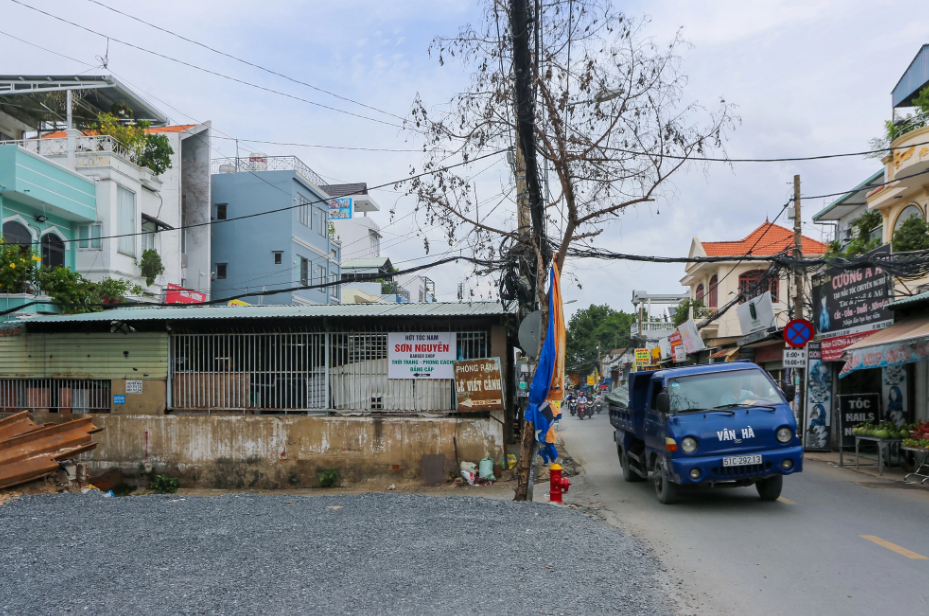 Some affected households have yet to hand over their land for the investor of the Duong Quang Ham Street expansion project in Go Vap District, Ho Chi Minh City. Photo: Le Phan / Tuoi Tre