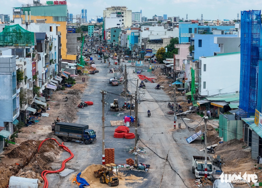 Workers are speeding up technical infrastructure relocation and construction of the Duong Quang Ham Street expansion project. Photo: Chau Tuan / Tuoi Tre