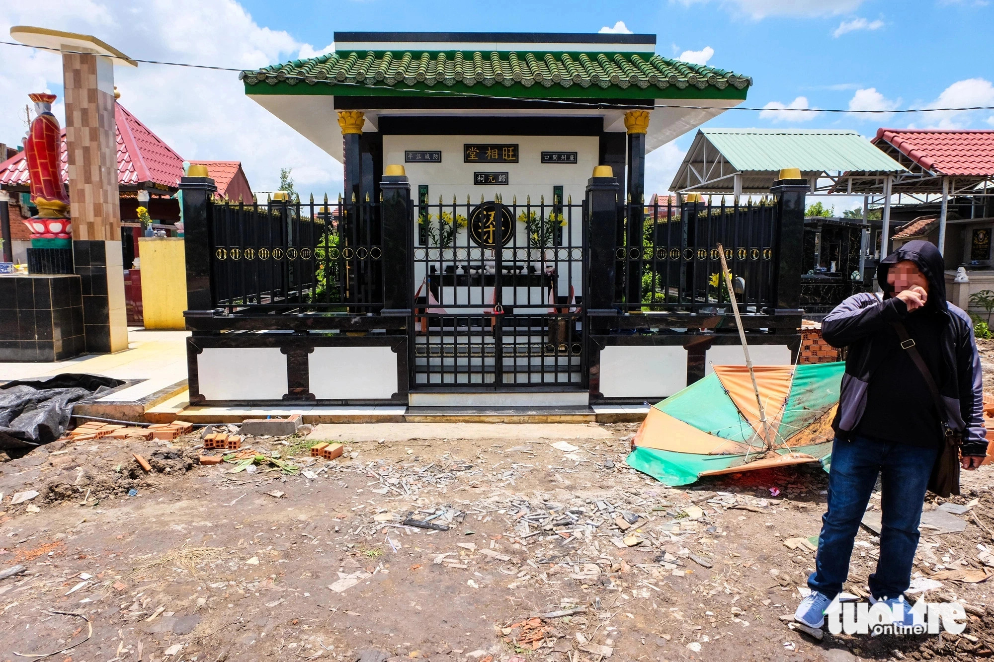 A grave house built on a plot of agricultural land in Vinh Loc A Commune, Binh Chanh District, Ho Chi Minh City. Photo: Phuong Nhi / Tuoi Tre