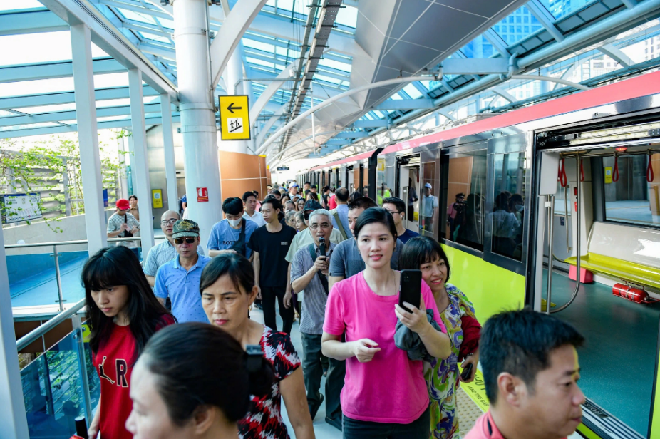 Hanoi’s 2nd metro line serves nearly 400,000 passengers during first week of operation