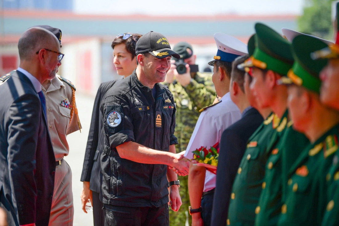 Lieutenant Colonel Travis Bain, commanding officer of Royal Canadian Navy frigate HMCS Montréal, shakes hands with Vietnamese officials at the welcoming ceremony at Nha Rong Wharf in Ho Chi Minh City on August 15, 2024. Photo: Quang Dinh / Tuoi Tre