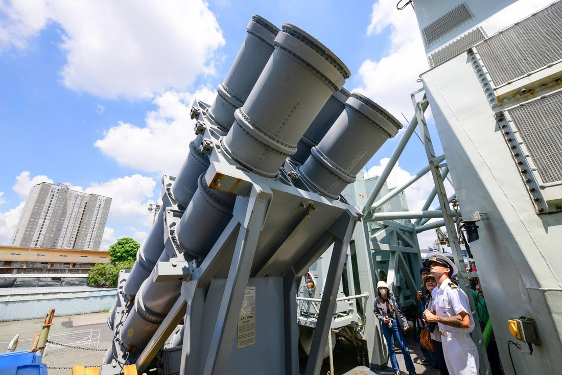 The air defense system is seen on board the Royal Canadian Navy frigate HMCS Montréal, which arrived at Nha Rong Wharf in Ho Chi Minh City on August 15, 2024 for a five-day visit. Photo: Quang Dinh / Tuoi Tre