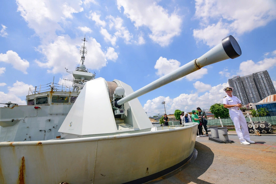 A 57mm artillery gun is seen on board the Royal Canadian Navy frigate HMCS Montréal, which docked in Ho Chi Minh City on August 15, 2024. Photo: Quang Dinh / Tuoi Tre