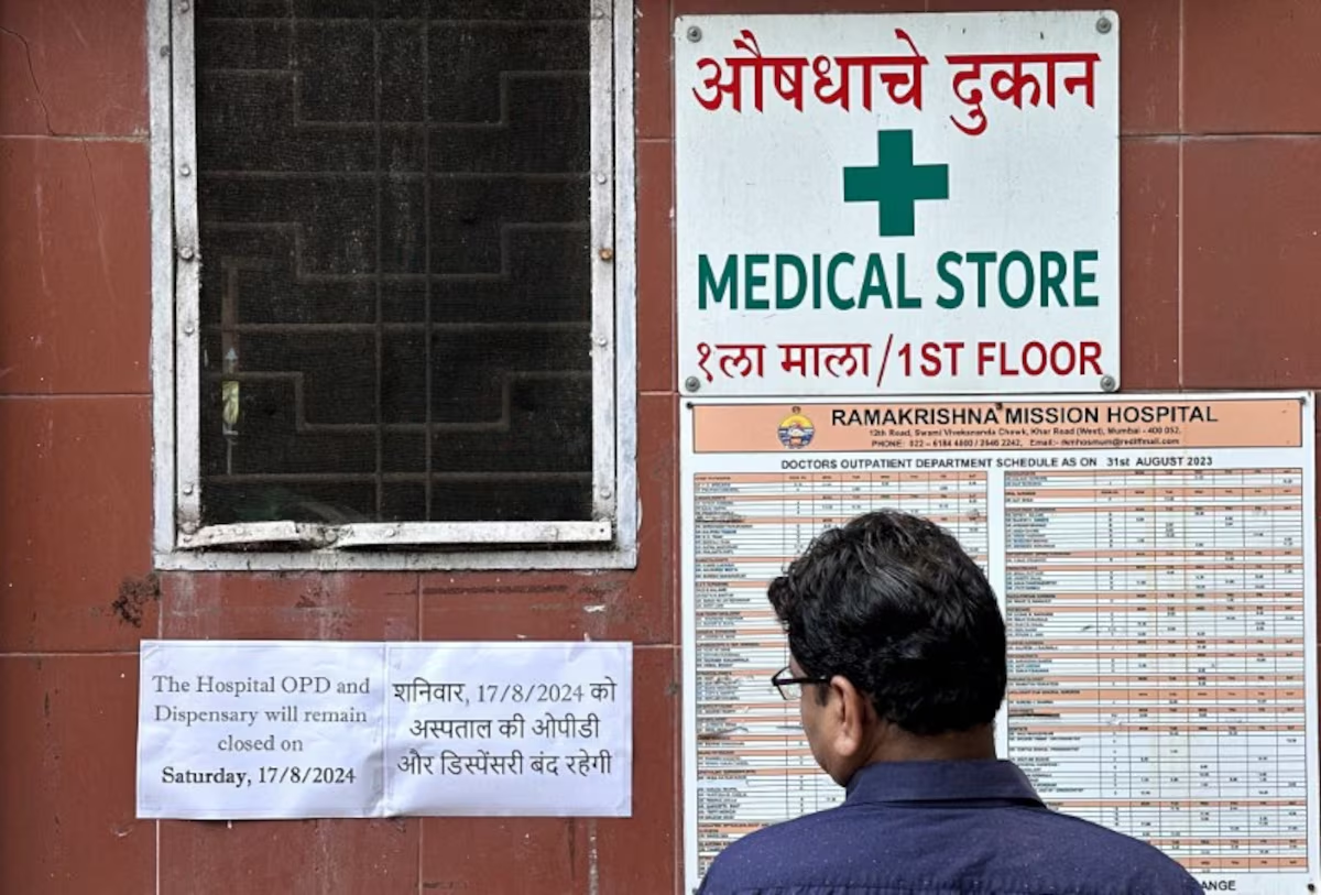 A man reads a notice at the entrance of a hospital in Mumbai, stating that the hospital OPD and dispensary are shut today after a nationwide strike was declared by the Indian Medical Association to protest the rape and murder of a trainee medic at a government-run hospital in Kolkata, India, August 17, 2024. Photo: Reuters