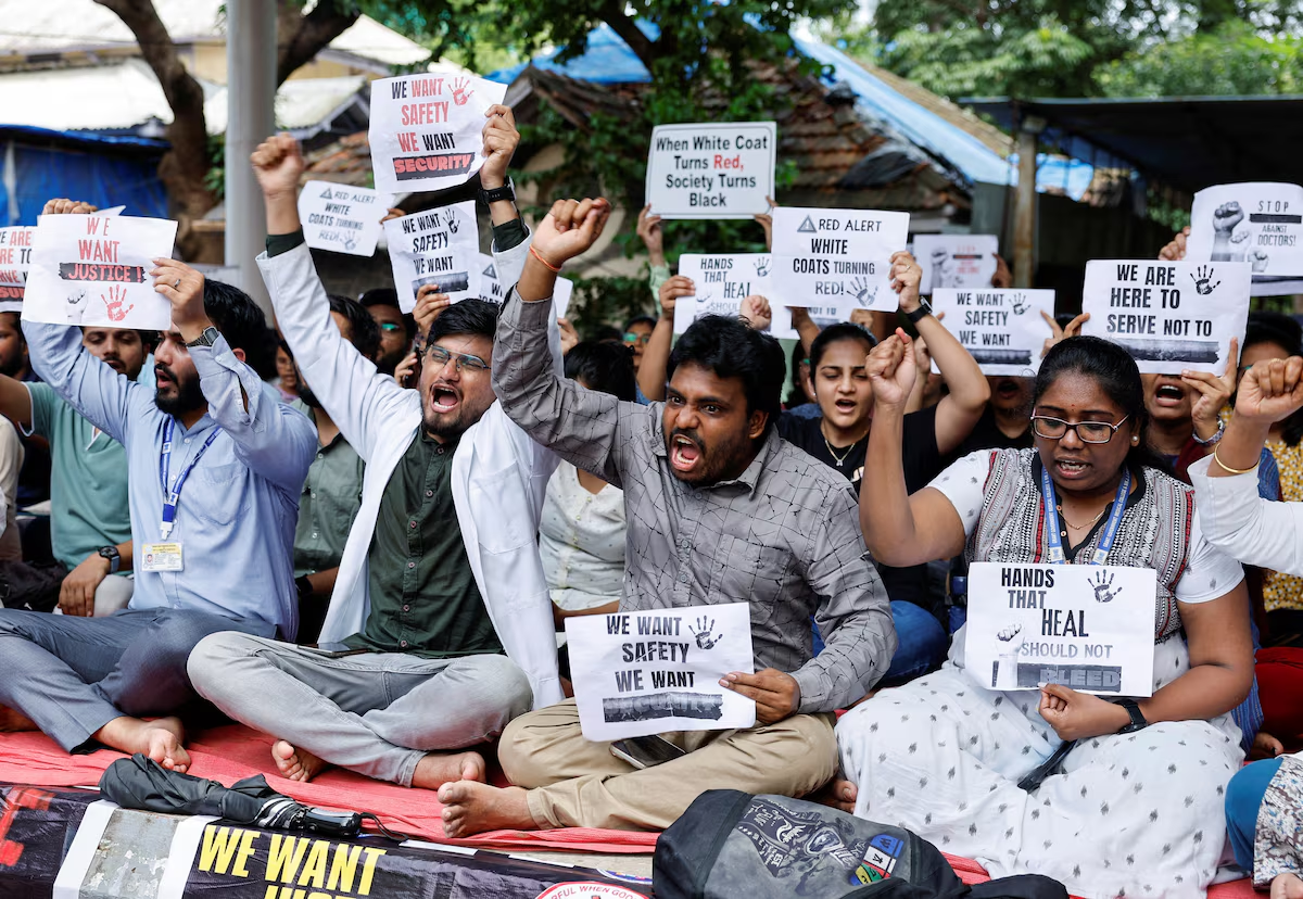 Medical staff shout slogans while holding placards at a hospital in Mumbai, after a nationwide strike was declared by the Indian Medical Association to protest the rape and murder of a trainee medic at a government-run hospital in Kolkata, India, August 17, 2024. Photo: Reuters