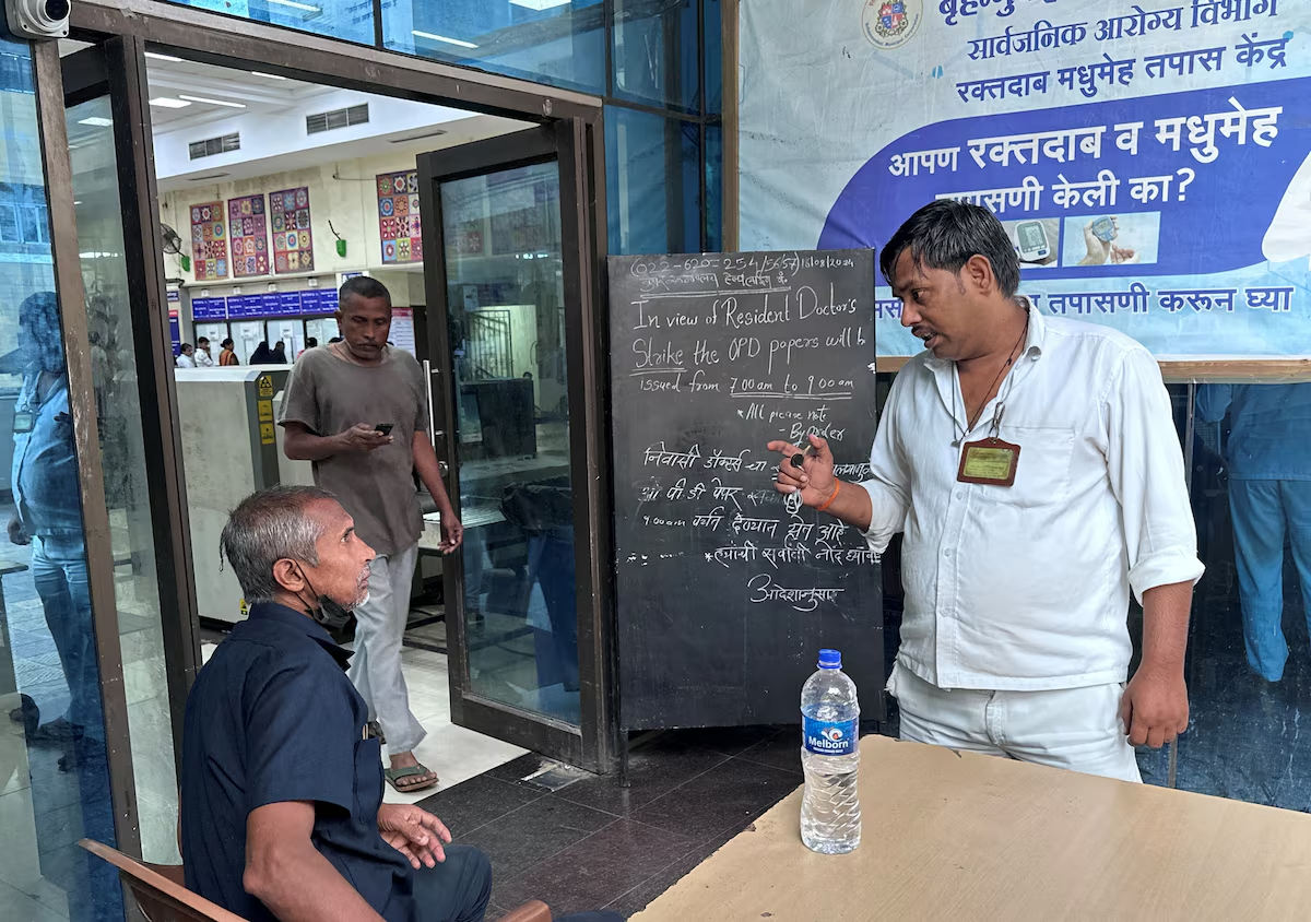 A man speaks to a guard at the entrance of a hospital in Mumbai, inquiring if it is operational after a nationwide strike was declared by the Indian Medical Association to protest the rape and murder of a trainee medic at a government-run hospital in Kolkata, India, August 17, 2024. Photo: Reuters