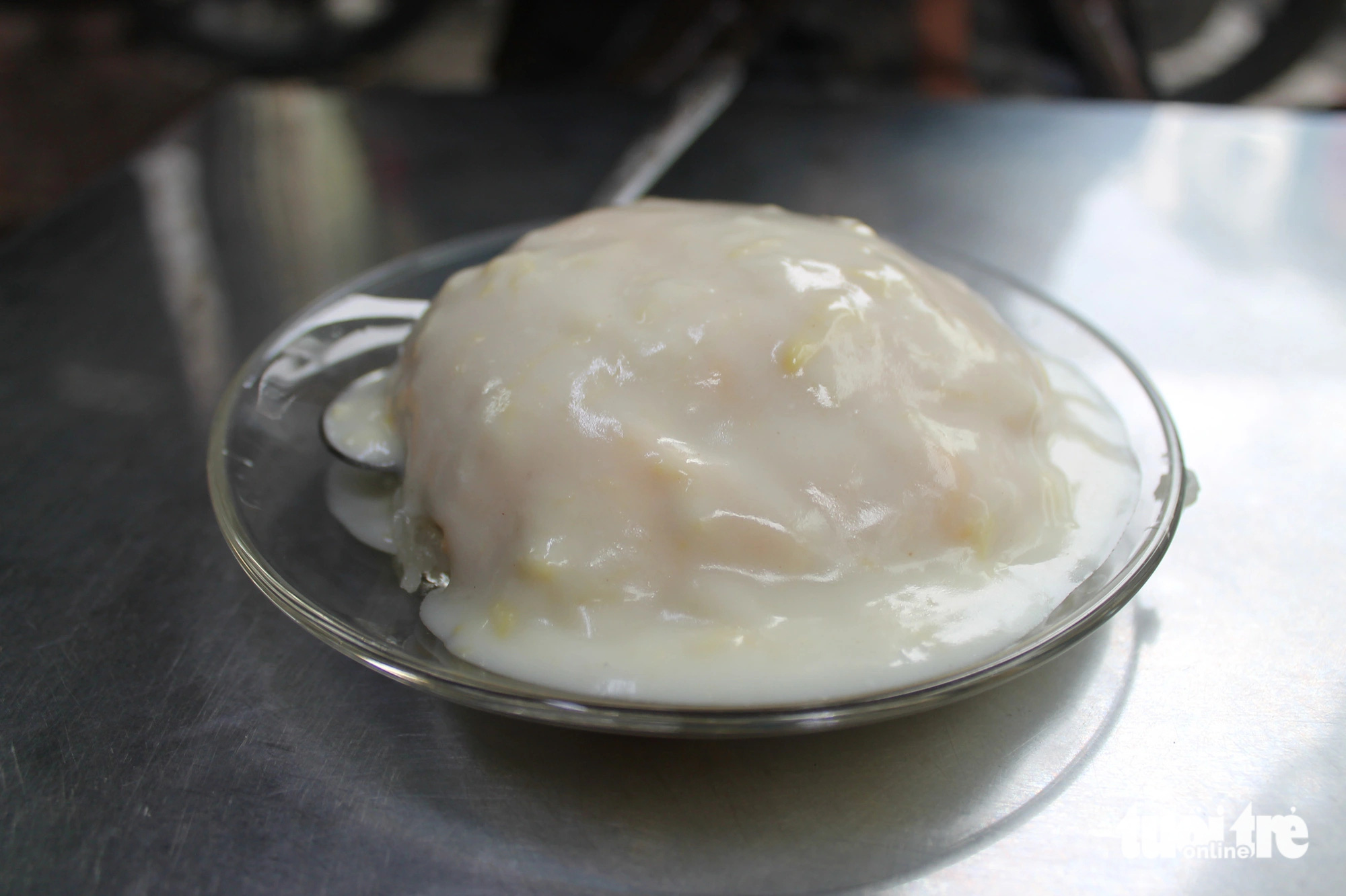 A serving of 'xôi xiêm' (Siam sticky rice) at Ngoc Yen shop on Duong Tu Giang Street in Ward 12, District 5, Ho Chi Minh City. Photo: To Cuong / Tuoi Tre