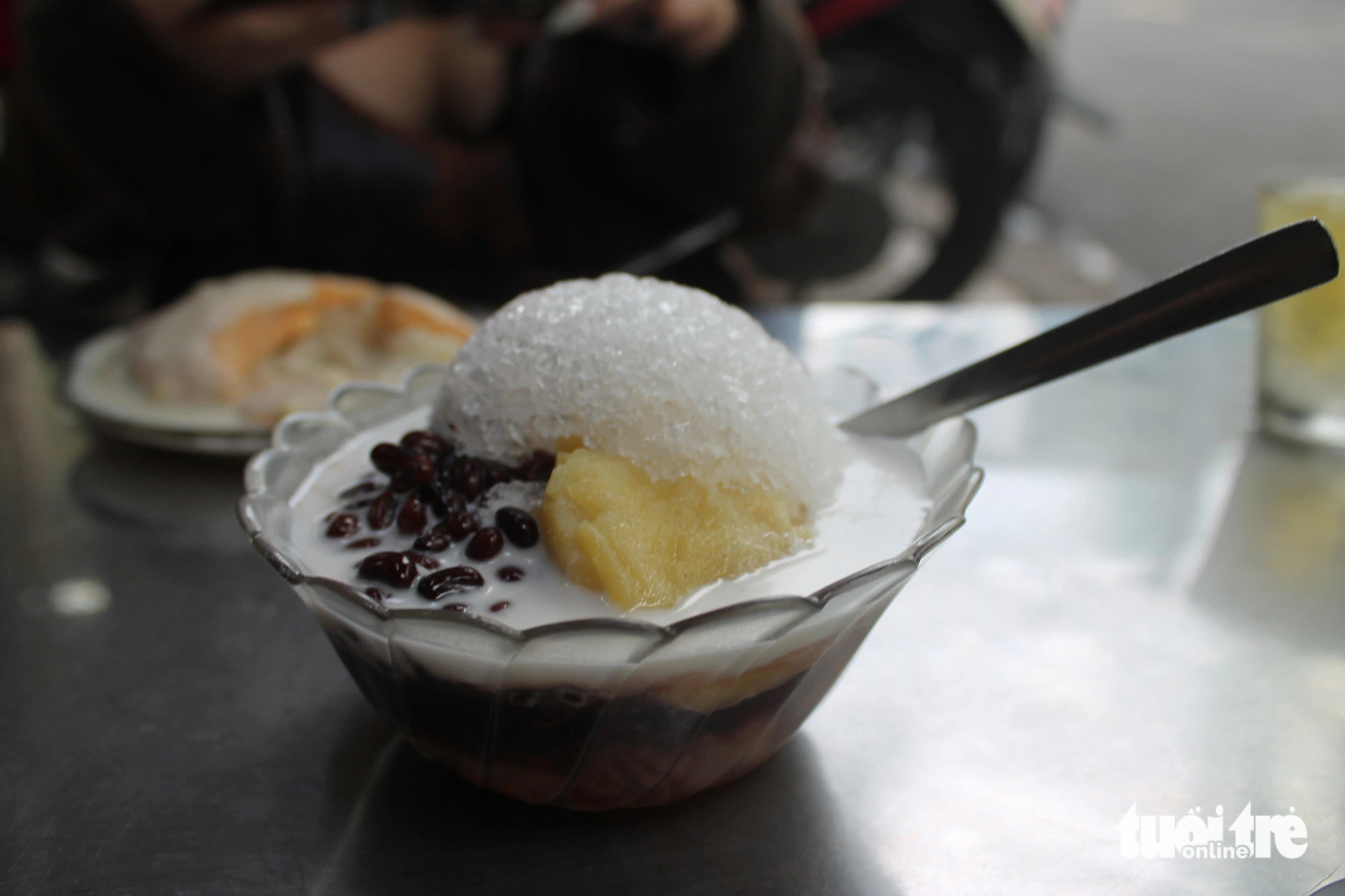 A bowl of 'chè ba màu' (three-color sweet soup) at Ngoc Yen shop on Duong Tu Giang Street in Ward 12, District 5, Ho Chi Minh City. Photo: To Cuong / Tuoi Tre