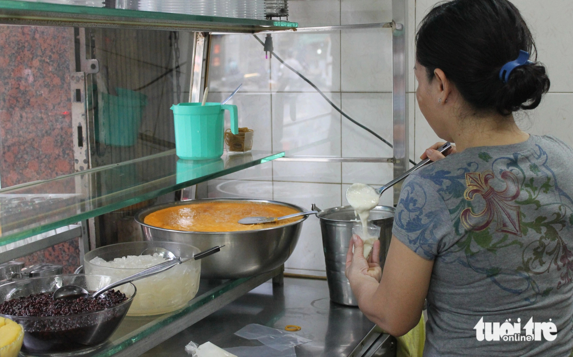 Ngoc Yen, the owner of Ngoc Yen sweet soup shop on Duong Tu Giang Street in Ward 12, District 5, Ho Chi Minh City. Photo: To Cuong / Tuoi Tre