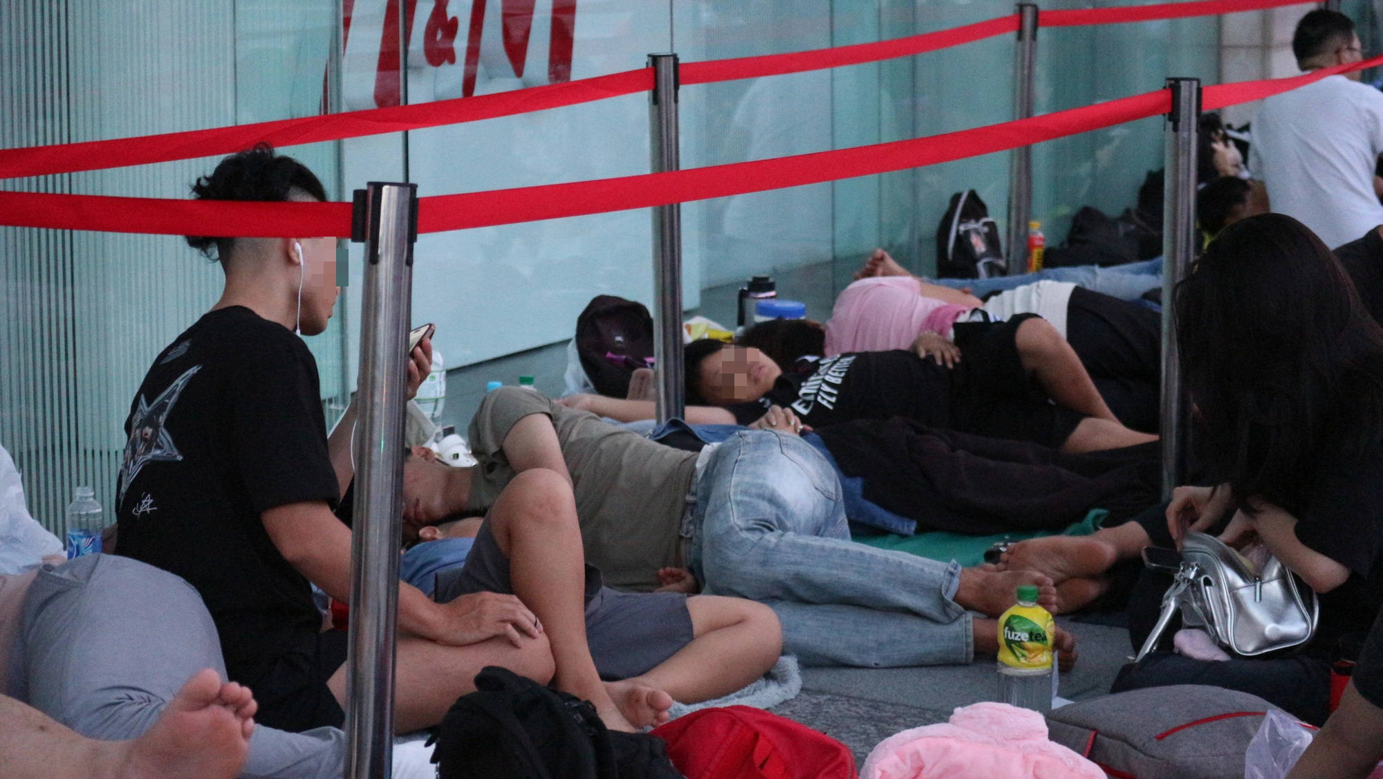 Young people camp out for Labubu toys at a shopping mall in District 7, Ho Chi Minh City, August 16, 2024. Photo: Nguyen Hoang Tuan / Tuoi Tre