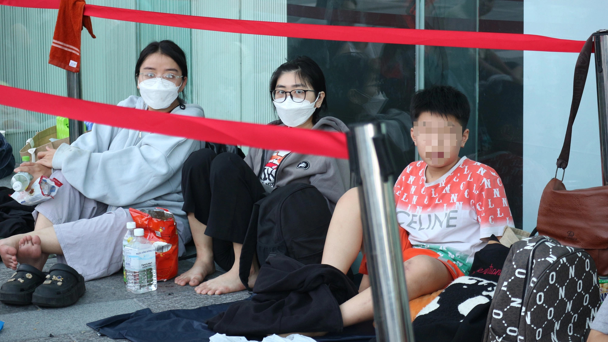 The family of Nguyen Thi Tuyet Huong, from Binh Tan District, camp out for Labubu toys at a shopping mall in District 7, Ho Chi Minh City, August 16, 2024. Photo: Nguyen Hoang Tuan / Tuoi Tre