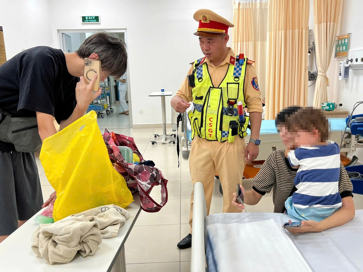 Vietnam police take Japanese boy to hospital in specialized vehicle