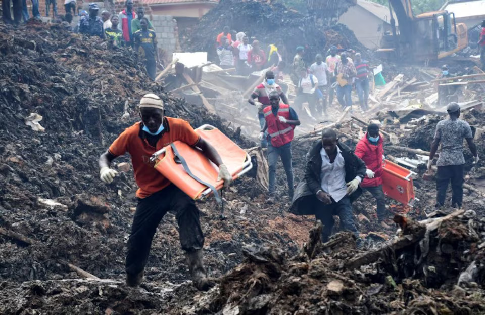 Volunteers arrive to search for the bodies of residents killed by a landslide due to heavy rainfall in a landfill known as Kiteezi that serves as garbage dumping site, in the Lusanja village, outside Kampala, Uganda August 10, 2024. Photo: Reuters