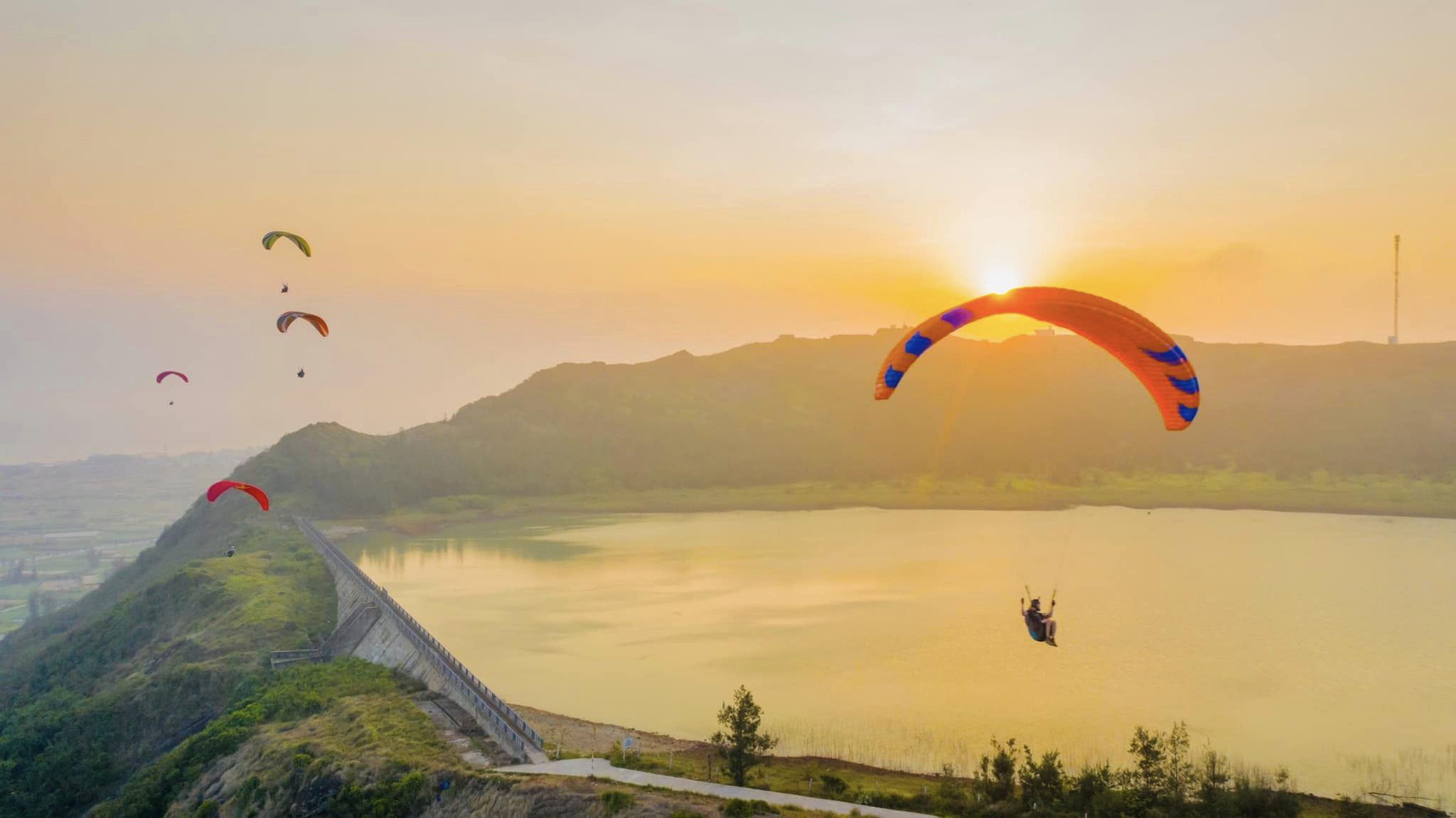 People paraglide over the reservoir in the Thoi Loi volcano crater on Ly Son Island off Quang Ngai Province in central Vietnam. Photo: T.M. / Tuoi Tre