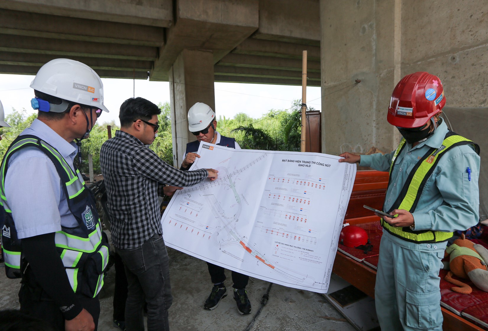 The bridge project is expected to be completed by April 30, 2025. Photo: Chau Tuan / Tuoi Tre