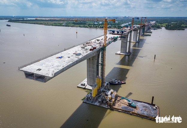 Pillars near the Dong Nai side have taken shape. Photo: Duc Phu / Tuoi Tre