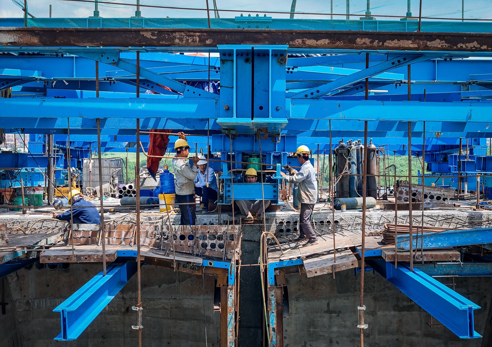 Workers and engineers devote themselves to the execution of the project despite the scorching weather on August 17, 2024. Photo: Duc Phu / Tuoi Tre