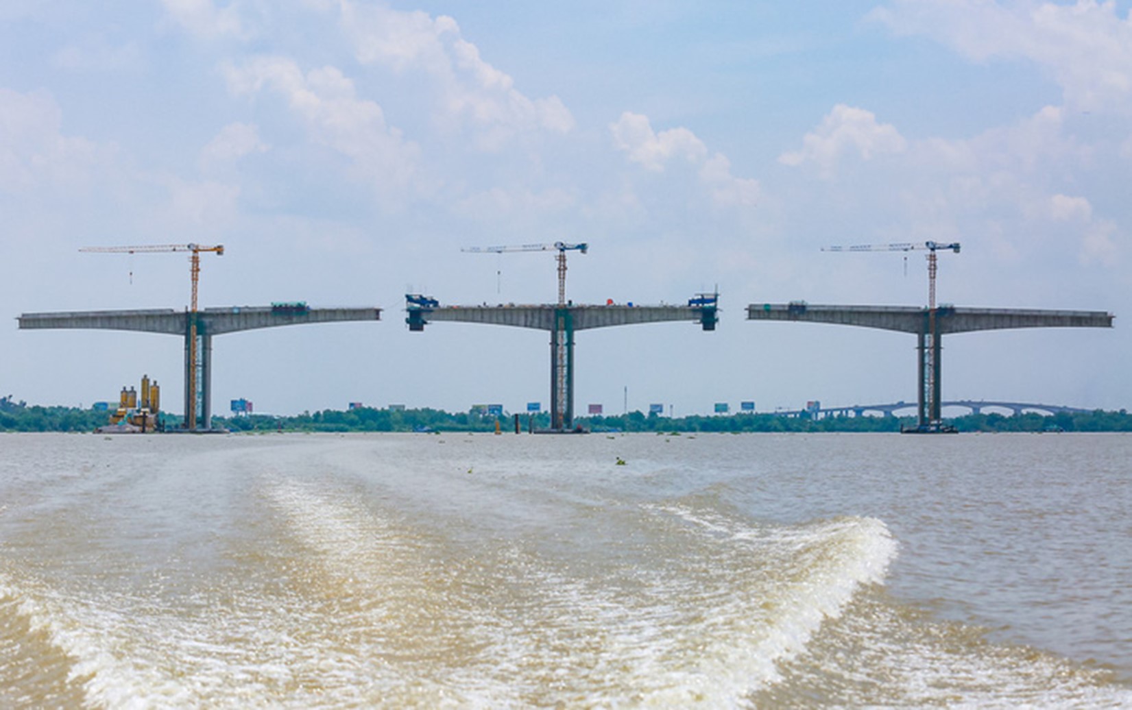 Pillars of the Nhon Trach Bridge. Photo: Duc Phu / Tuoi Tre