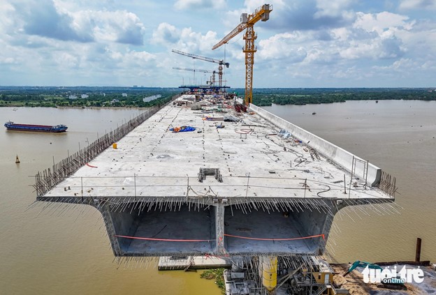 The first sections of the bridge are ready for connection in September 2024. Photo: Chau Tuan / Tuoi Tre