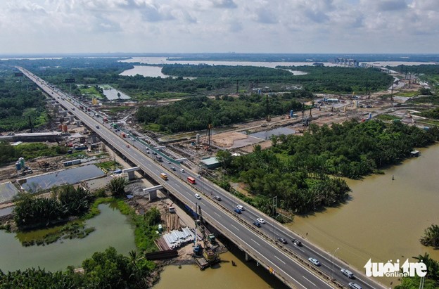 A section of an approach road to the Nhon Trach Bridge in Ho Chi Minh City. Photo: Chau Tuan / Tuoi Tre