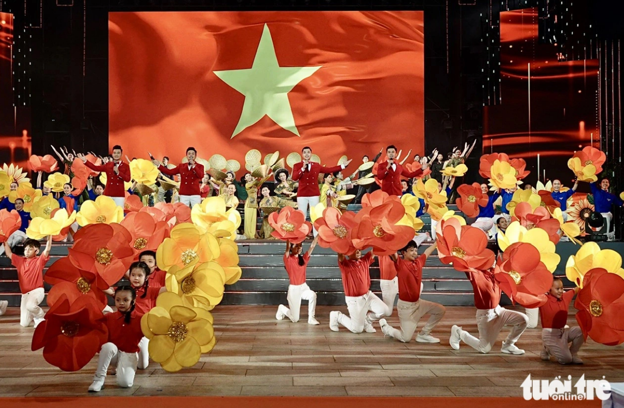 A performance at a special artistic program on Nguyen Hue Pedestrian Street in Ho Chi Minh City on August 17, 2024. Photo: T.T.D. / Tuoi Tre