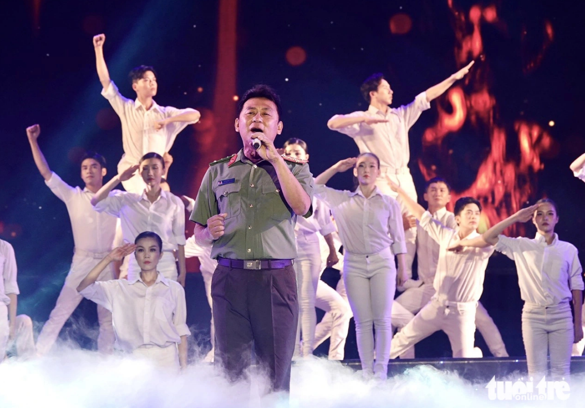 Singer Ta Minh Tam performs at a special artistic program on Nguyen Hue Pedestrian Street in Ho Chi Minh City. Photo: T.T.D. / Tuoi Tre