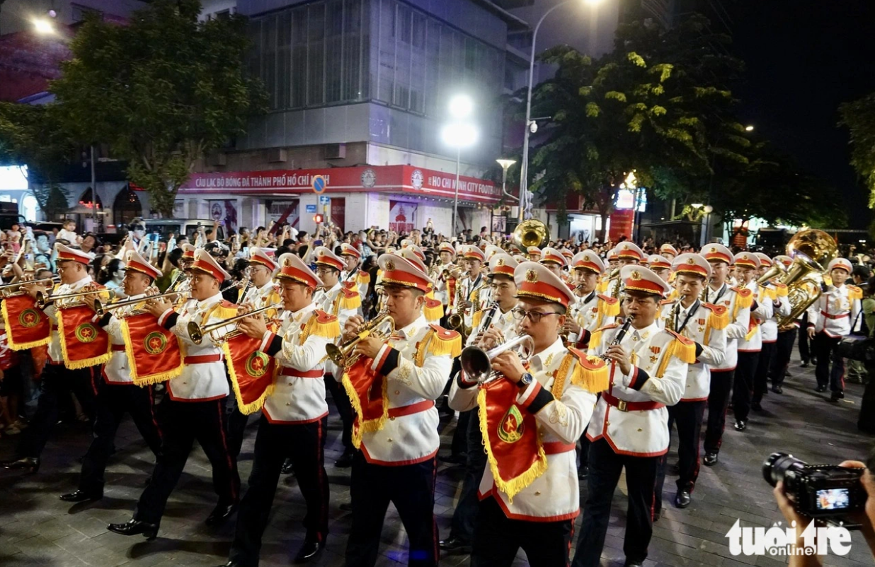 The people’s police force play the trumpet at a special artistic program on Nguyen Hue Pedestrian Street in Ho Chi Minh City. Photo: T.T.D. / Tuoi Tre